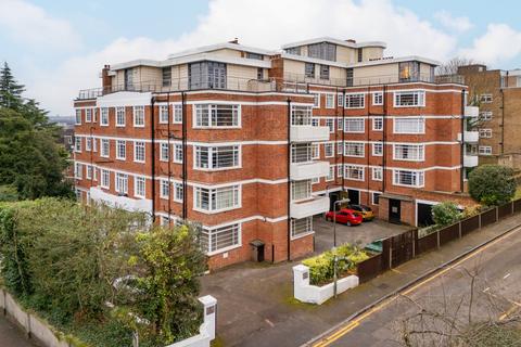 2 bed property, in Wimbledon Hill Road, £450,000
