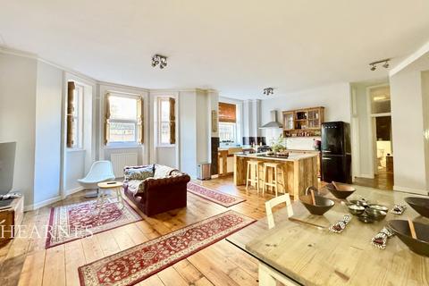 2 bed property, in Durley Gardens, £325,000