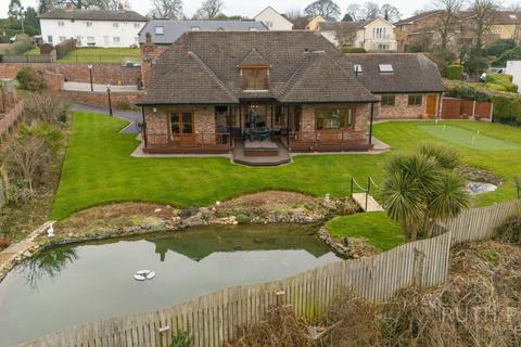 4 bed property, in Holly Farm Court, £675,000