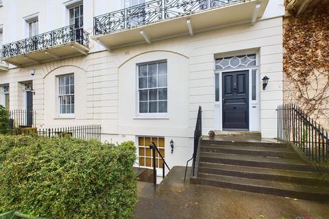 1 bed property, in Clarence Square, £150,000