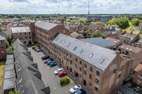 1 bed property, in Lawrence Street, £220,000