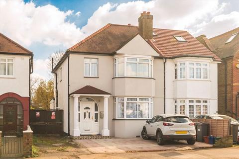 4 bed property, in Hanworth Road, £695,000