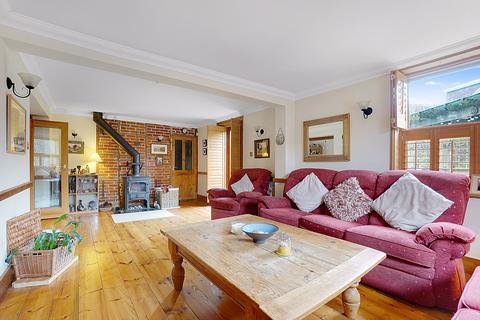 4 bed property, in Bekesbourne Hill, £525,000