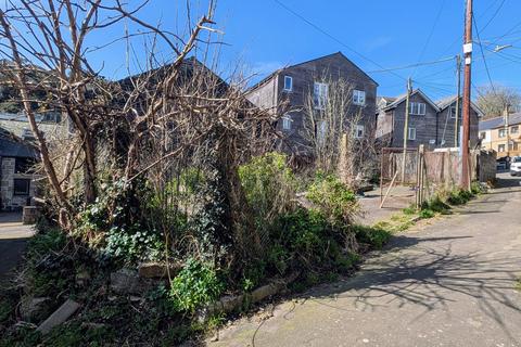 6 bed property, in Creeping Lane, £165,000