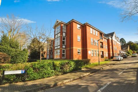 2 bed property, in Harrison Close, £200,000