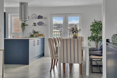 4 bed property, in Taw Wharf, £495,000