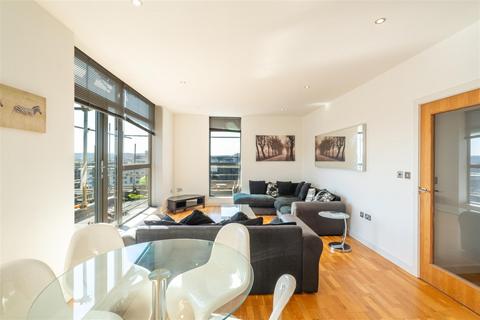 2 bed property, in Roberts Wharf, £320,000