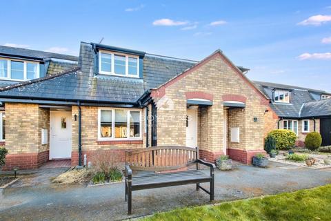 2 bed property, in Fullers Close, £215,000