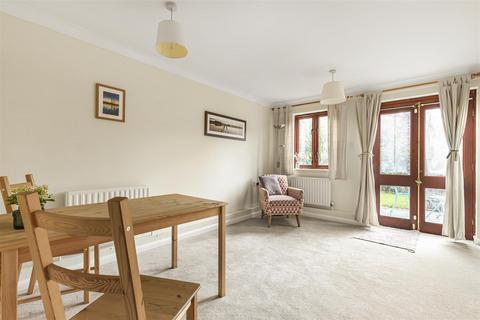 1 bed property, in Danebury Avenue, £275,000