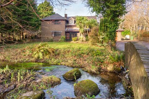 5 bed property, in Llanrug, £750,000