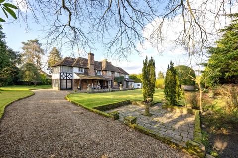 5 bed property, in Ashley Park Avenue, £2,600,000