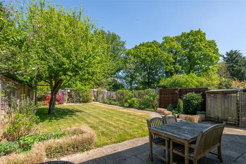 4 bed property, in The Close, £625,000