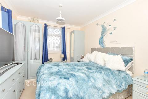 2 bed property, in Drift Lane, £300,000