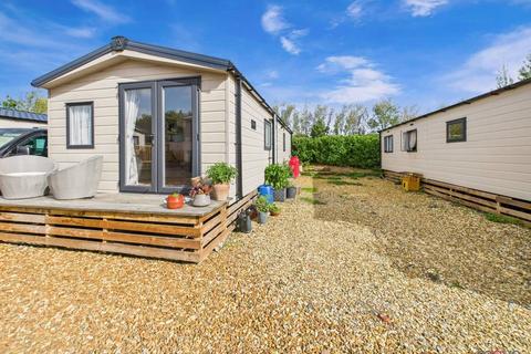 2 bed property, in 5 Oak Close, £45,000