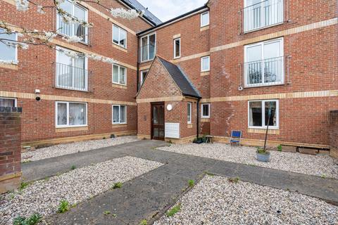 2 bed property, in Oxford Road, £265,000