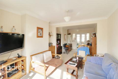 3 bed property, in Brodie Road, £475,000