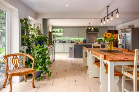 5 bed property, in Wellscroft, £950,000