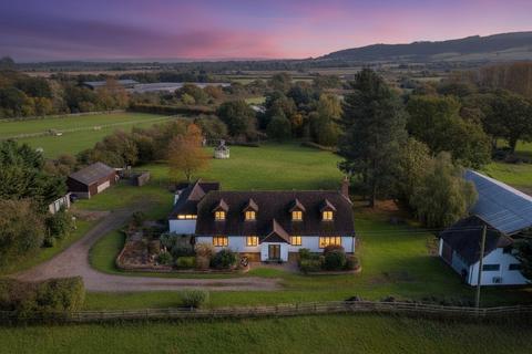5 bed property, in Wellscroft, £950,000