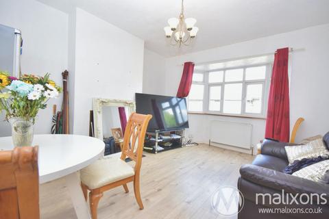 2 bed property, in Wychwood Avenue, £280,000