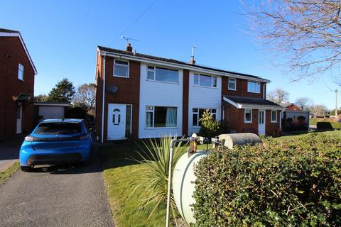 3 bed property, in Ffordd Y Rhos, £180,000