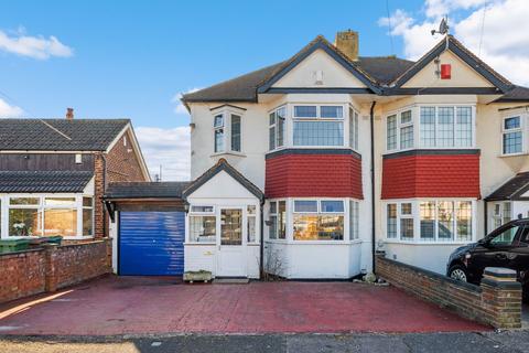 3 bed property, in Amesbury Close, £585,000