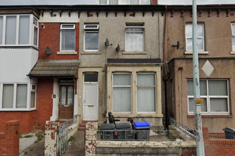 5 bed property, in Grasmere Road, £128,000