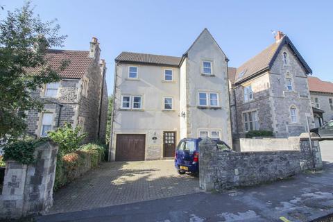 6 bed property, in Victoria Quadrant, £375,000