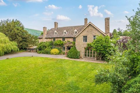 7 bed property, in Estate with manor house and four individual cottages., £2,750,000