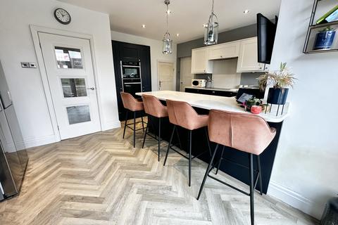 4 bed property, in Madison Avenue, £300,000