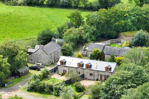 8 bed property, in Cross Inn, £675,000