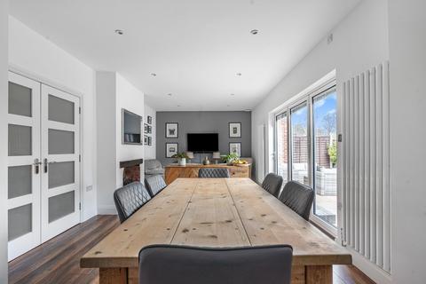 4 bed property, in Grosvenor Road, £875,000