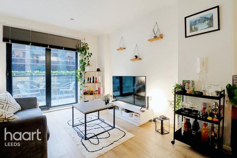 1 bed property, in Waterloo Street, £100,000