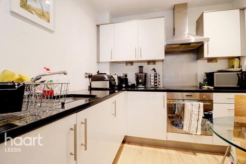 1 bed property, in Waterloo Street, £100,000