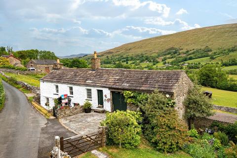 2 bed property, in Three Roods, £550,000