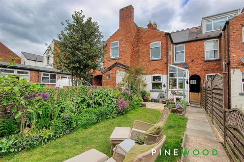 2 bed property, in Chatsworth Road, £210,000