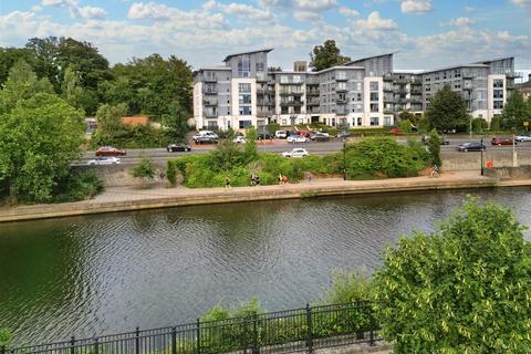 2 bed property, in Mckenzie Court, £195,000