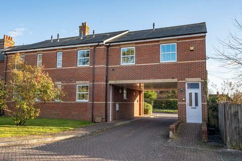 2 bed property, in Station Road, £215,000