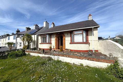 2 bed property, in off the A4080, £230,000