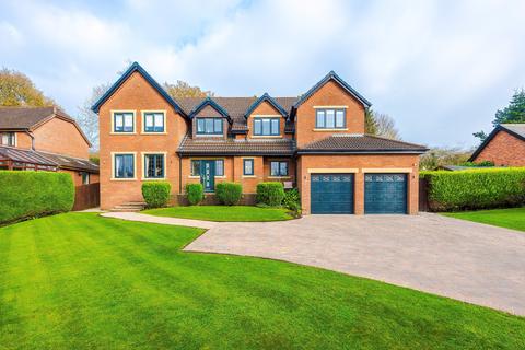 5 bed property, in Parkside Drive South, £975,000