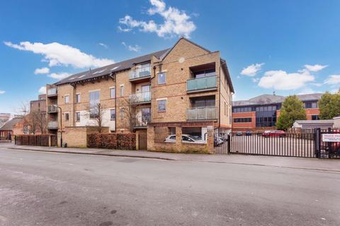 1 bed property, in Spur House, £231,950