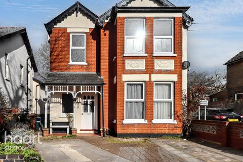 1 bed property, in St James Road, £190,000