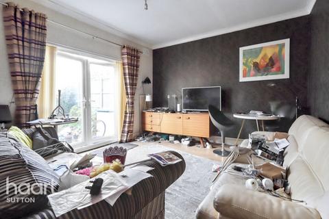 1 bed property, in St James Road, £190,000