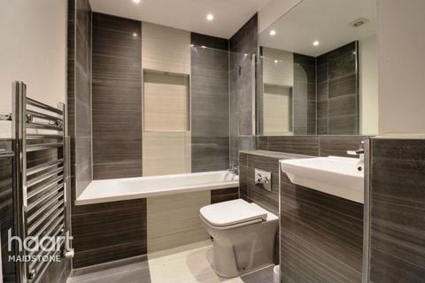 2 bed property, in Lower Stone Street, £70,000