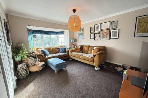 5 bed property, in Holyhead Road, £425,000