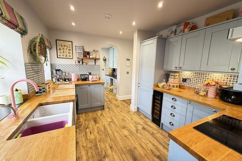 5 bed property, in Holyhead Road, £425,000