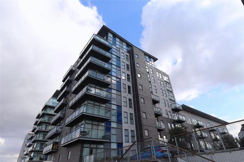 2 bed property, in Clarinda House, £210,000