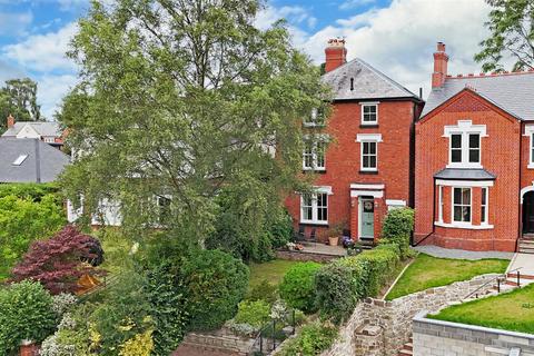 5 bed property, in Berwick Road, £775,000
