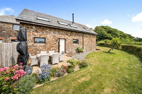 3 bed property, in Long Furlong, £370,000