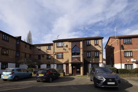 1 bed property, in Alliance Close, £195,000