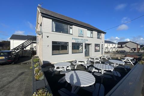 3 bed property, in A5108, £165,000